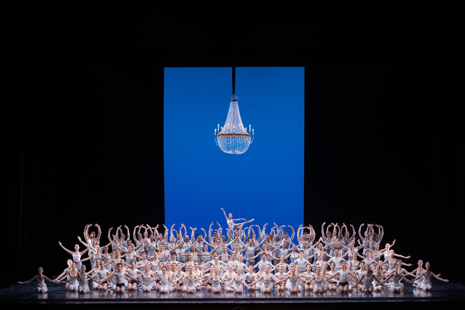 Tutti gli allievi della Scuola di Ballo sul palcoscenico del teatro strehler per la presentazione di frederic olivieri