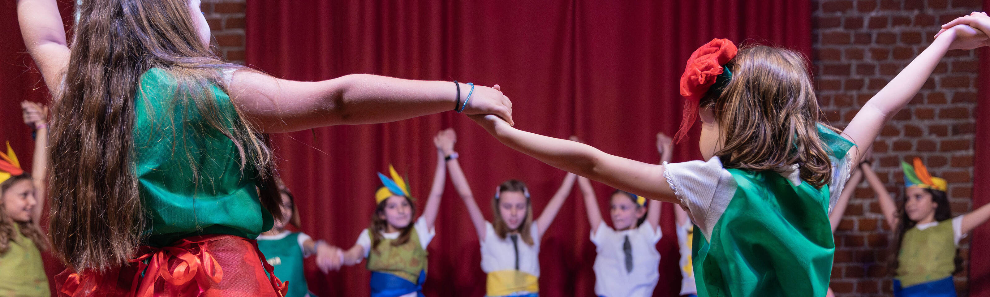 Bambini impegnati nella realizzazione di uno spettacolo teatrale